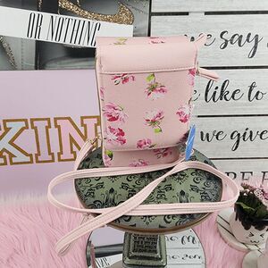 💖 NWT Ch!c Unlimited Pink Floral Travel Wallet ID Case 8"h x 5L" x 3”w #7250 💖